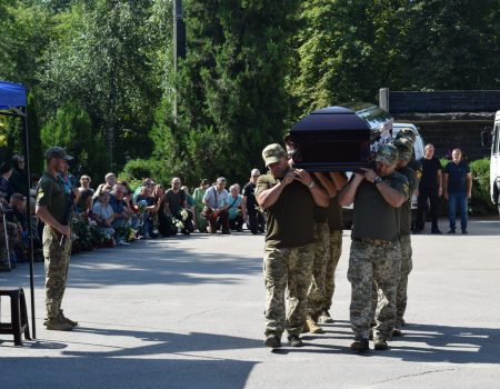 У Кропивницькому попрощалися з трьома загиблими воїнами. ФОТО