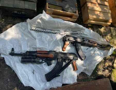 На Кіровоградщині поліцейські вилучили у місцевого жителя арсенал зброї та боєприпасів. ФОТО