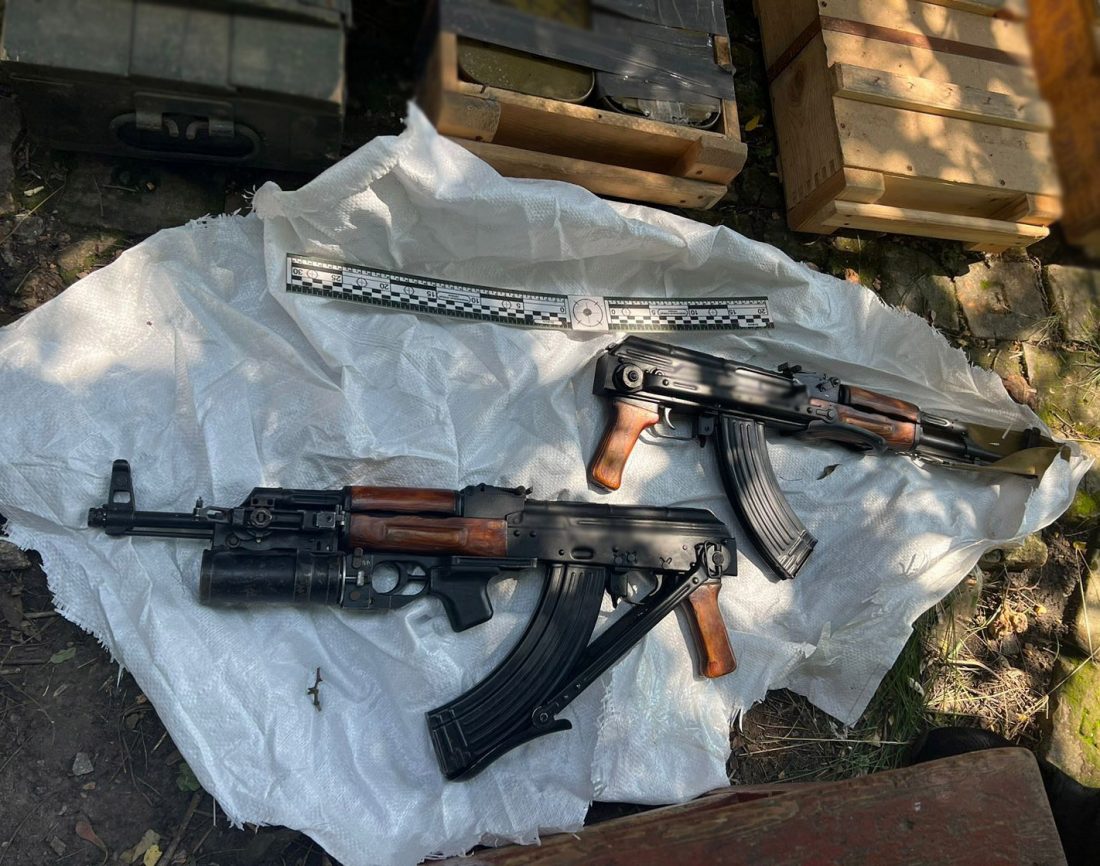 На Кіровоградщині поліцейські вилучили у місцевого жителя арсенал зброї та боєприпасів. ФОТО