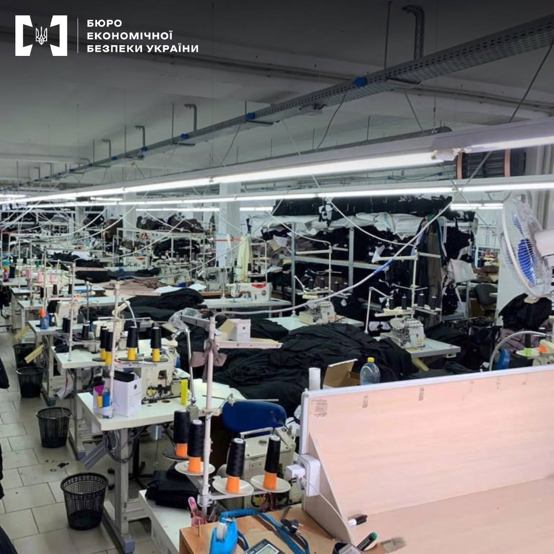 На Кіровоградщині викрили фабрику, на якій шили одяг із логотипами та ярликами відомих брендів. ФОТО