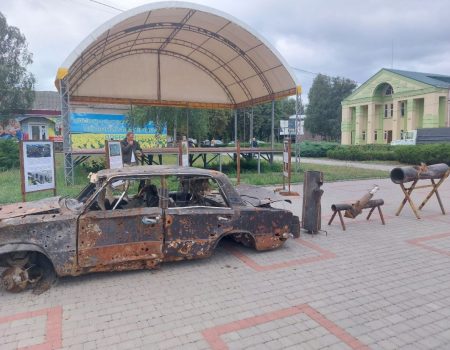 У центрі Новомиргорода на Кіровоградщині облаштували виставку наслідків війни. ФОТО