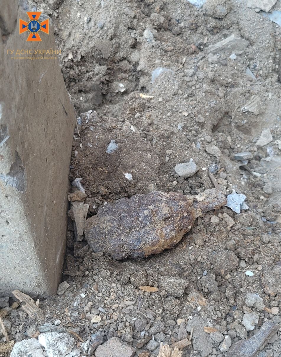У Кропивницькому біля приватного будинку знайшли ручну гранату часів Другої світової війни. ФОТО