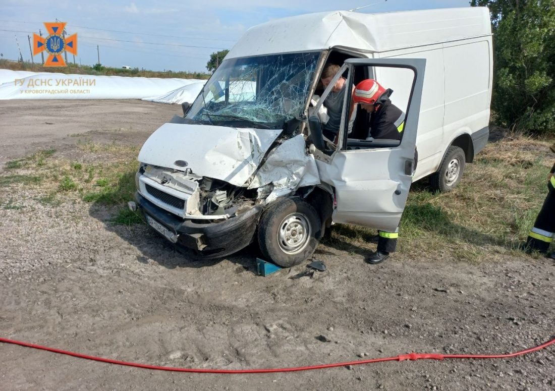 На Кіровоградщині зіткнулися мікроавтобус і вантажівка, є постраждалий. ФОТО