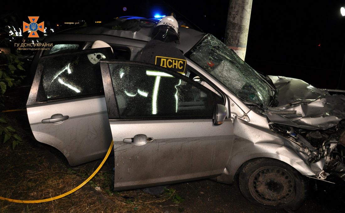 У нічній аварії по вулиці Вокзальній у Кропивницькому загинув чоловік. ФОТО