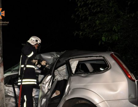 У нічній аварії по вулиці Вокзальній у Кропивницькому загинув чоловік. ФОТО
