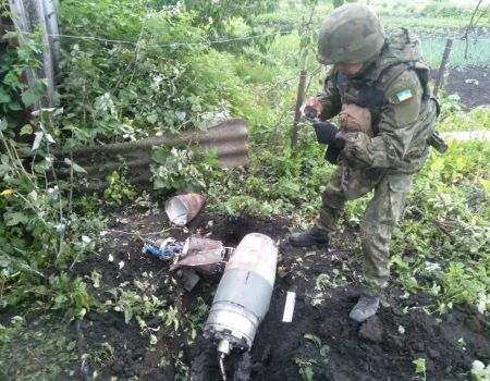 Вибухотехніки поліції Кіровоградщини продовжують розміновувати деокуповані території. ФОТО