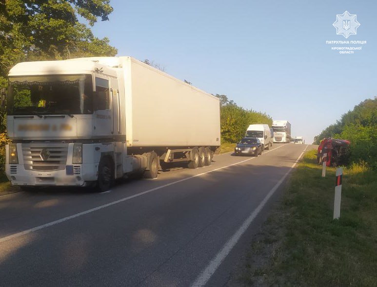 На Кіровоградщині Dacia Logan під час обгону вантажівки Renault Magnum злетіла на узбіччя і перекинулася