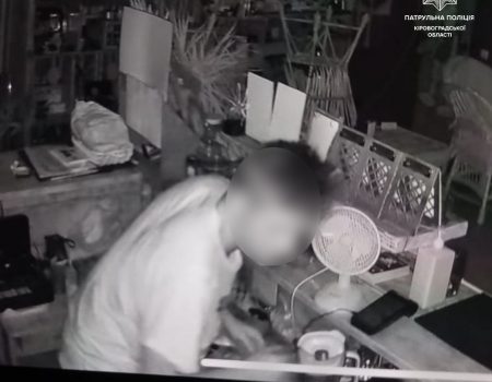 У Кропивницькому злодій розбив вікно і “обчистив” кафе по вулиці Тараса Карпи. ФОТО