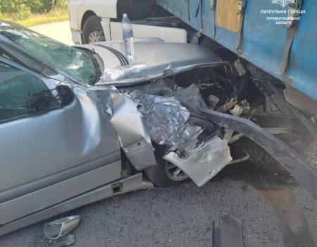 На виїзді з Кропивницького водій вантажівки спричинив ДТП. ФОТО