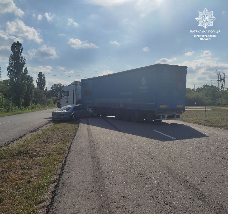 На виїзді з Кропивницького водій вантажівки спричинив ДТП. ФОТО