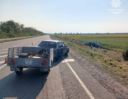 У Кропивницькому районі Volkswagen опинився в кюветі через водія ЗАЗ. ФОТО