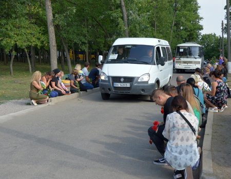 У Кропивницькому на колінах попрощалися із трьома військовими. ФОТО