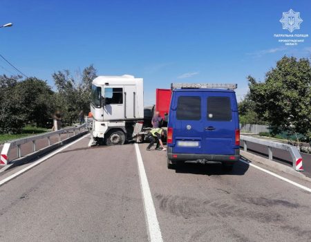 На Кіровоградщині зіштовхнулися вантажівка й легковик. ФОТО