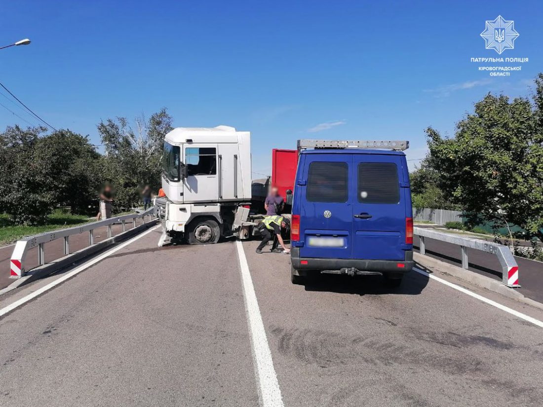 На Кіровоградщині зіштовхнулися вантажівка й легковик. ФОТО