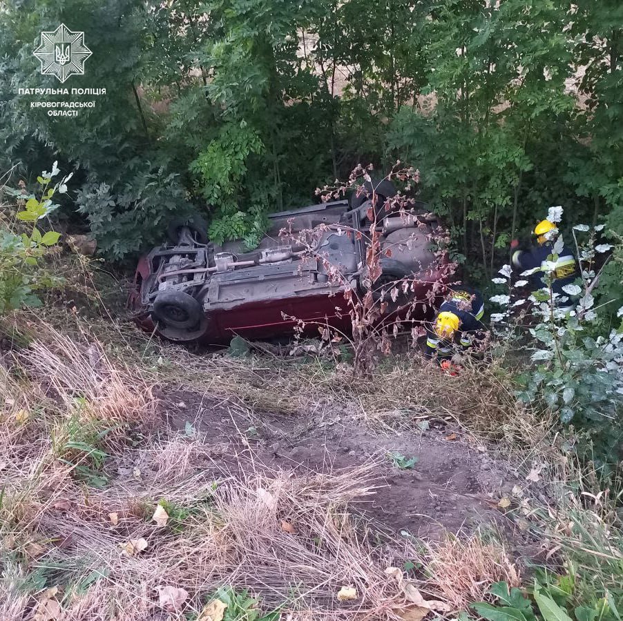 У Кропивницькому районі автівка на швидкості злетіла в кювет і перекинулася. ФОТО