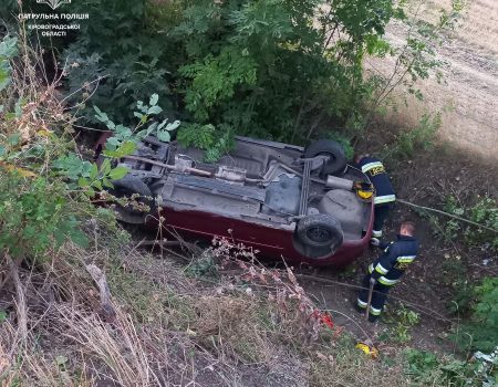 У Кропивницькому районі автівка на швидкості злетіла в кювет і перекинулася. ФОТО