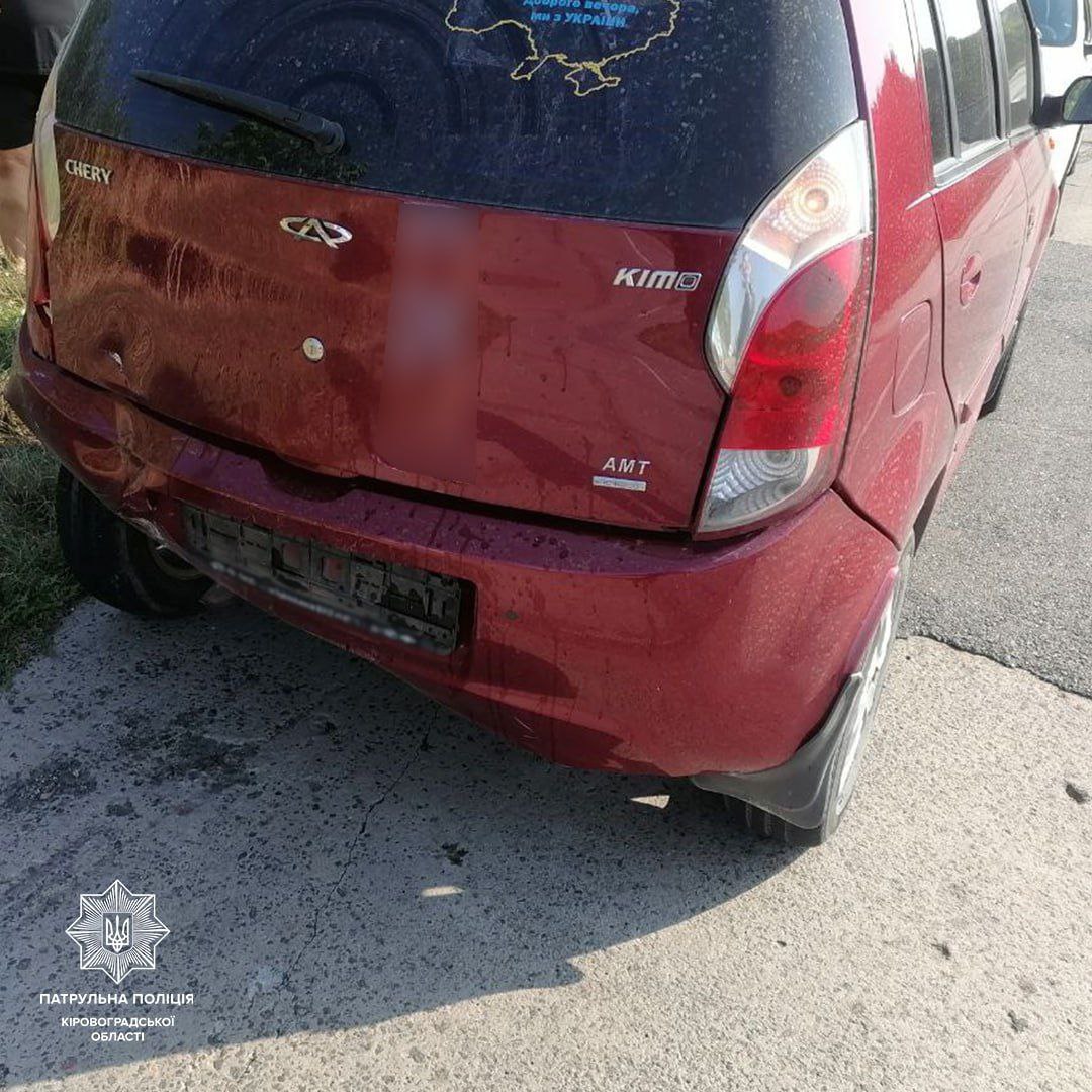 На Кіровоградщині водійка, яка виїхала на зустрічну смугу, спричинила ДТП. ФОТО