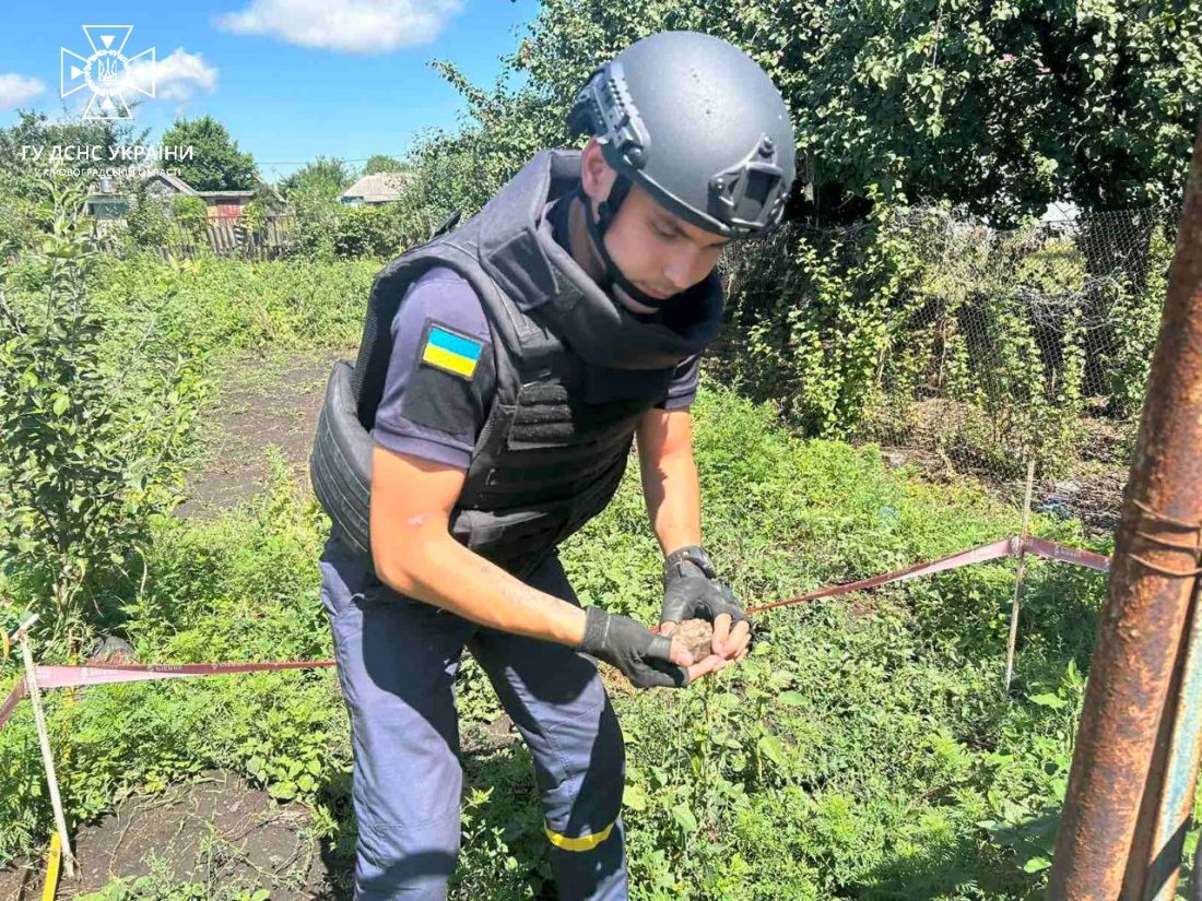 У Помічній на Кіровоградщині на території приватного будинку знайшли стару ручну гранату. ФОТО