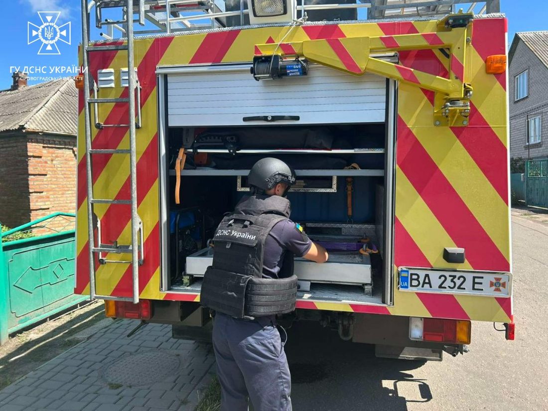 У Помічній на Кіровоградщині на території приватного будинку знайшли стару ручну гранату. ФОТО