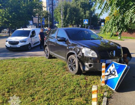 У Кропивницькому водійка спричинила ДТП та збила дорожній знак “Пішохідний перехід”. ФОТО