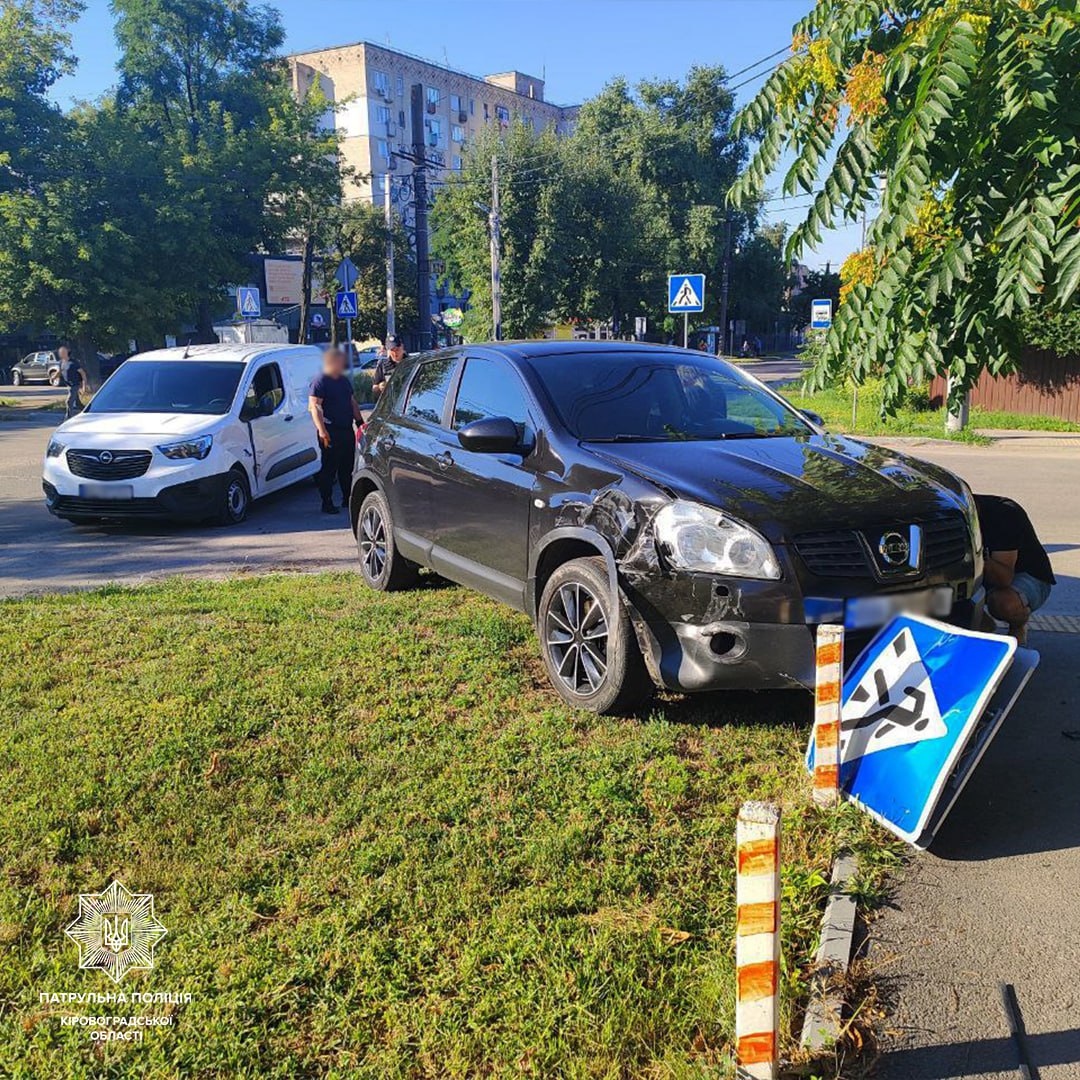 У Кропивницькому водійка спричинила ДТП та збила дорожній знак &#8220;Пішохідний перехід&#8221;. ФОТО