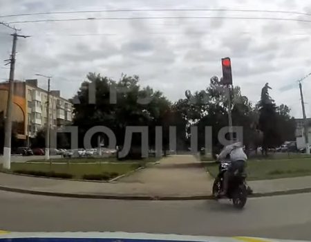 Патрульні вирахували 21-річного мотоцикліста, який двічі втік від них у Кропивницькому. ВІДЕО