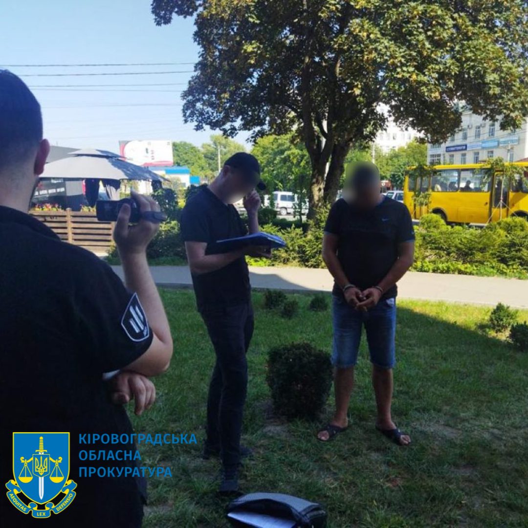 На Кіровоградщині затримали працівника ДСНС і його спільника, які вирішили заробити на ухилянтах. ФОТО