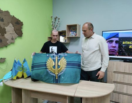Новоукраїнська громада Кіровоградщини зустріла героя, який повернувся з полону. ФОТО