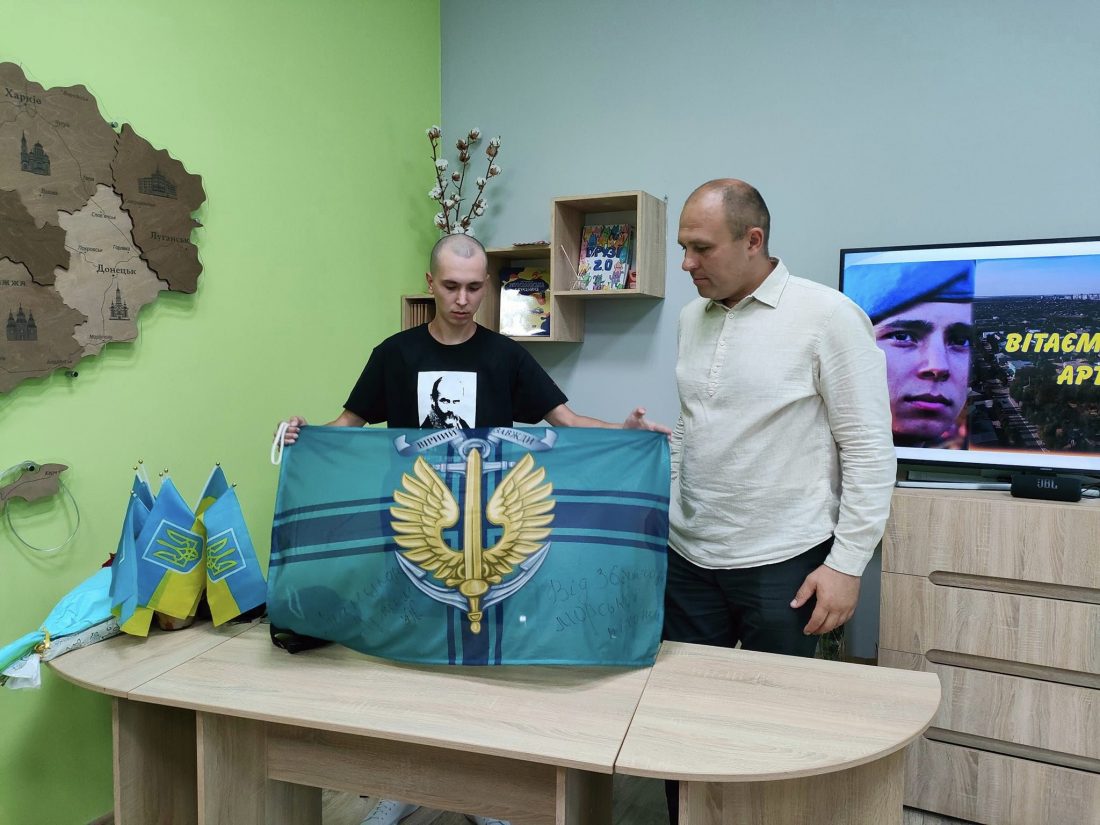 Новоукраїнська громада Кіровоградщини зустріла героя, який повернувся з полону. ФОТО