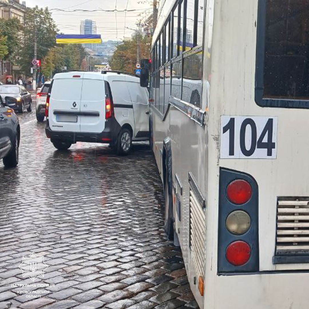 У центрі Кропивницького зіткнулися мікроавтобус і тролейбус. ФОТО
