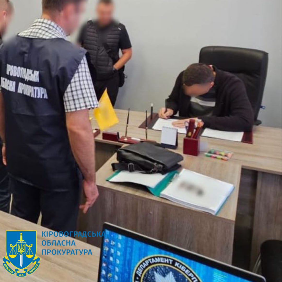 На Кіровоградщині трьох працівників кіберполіції підозрюють у незаконному обшуку та затриманні