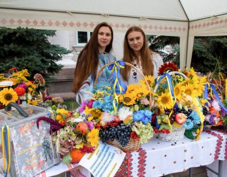 У Кропивницькому проходять ярмарок та челендж “Квіти для ЗСУ”. ФОТО