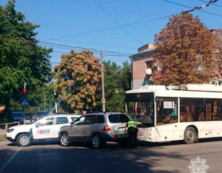 У Кропивницькому сталася аварія за участі двох легковиків і тролейбуса. ФОТО