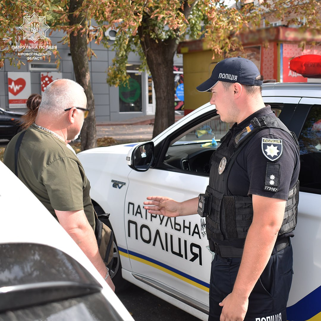 Чималі штрафи доведеться сплатити водієві, який скоїв ДТП у Кропивницькому та зник із місця події. ФОТО