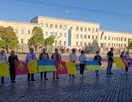 У День міста кропивничани вишикувалися в ланцюг єдності, довжиною 2 км. ФОТО