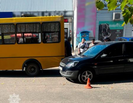 У Кропивницькому водійка Ford Fiesta в’їхала в маршрутку. ФОТО