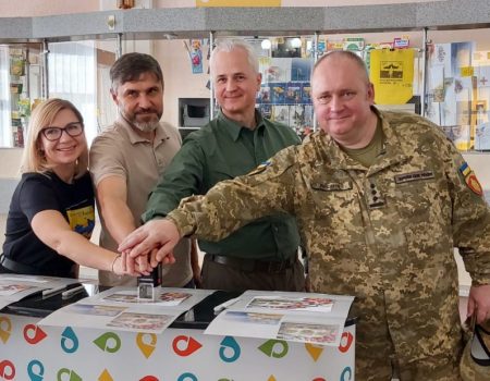 У Кропивницькому погасили поштову марку “Зброя Перемоги. Світ з Україною”. ФОТО