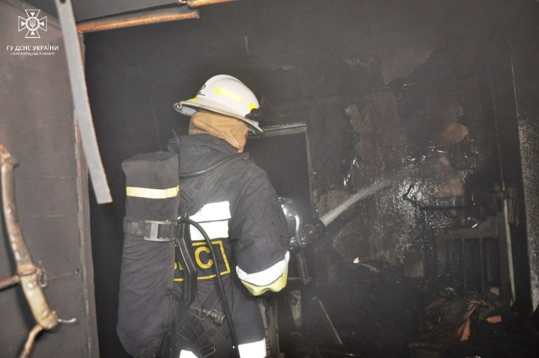 У Кропивницькому під час пожежі чоловік отримав опіки 90% тіла, а жінка отруїлася чадним газом. ФОТО