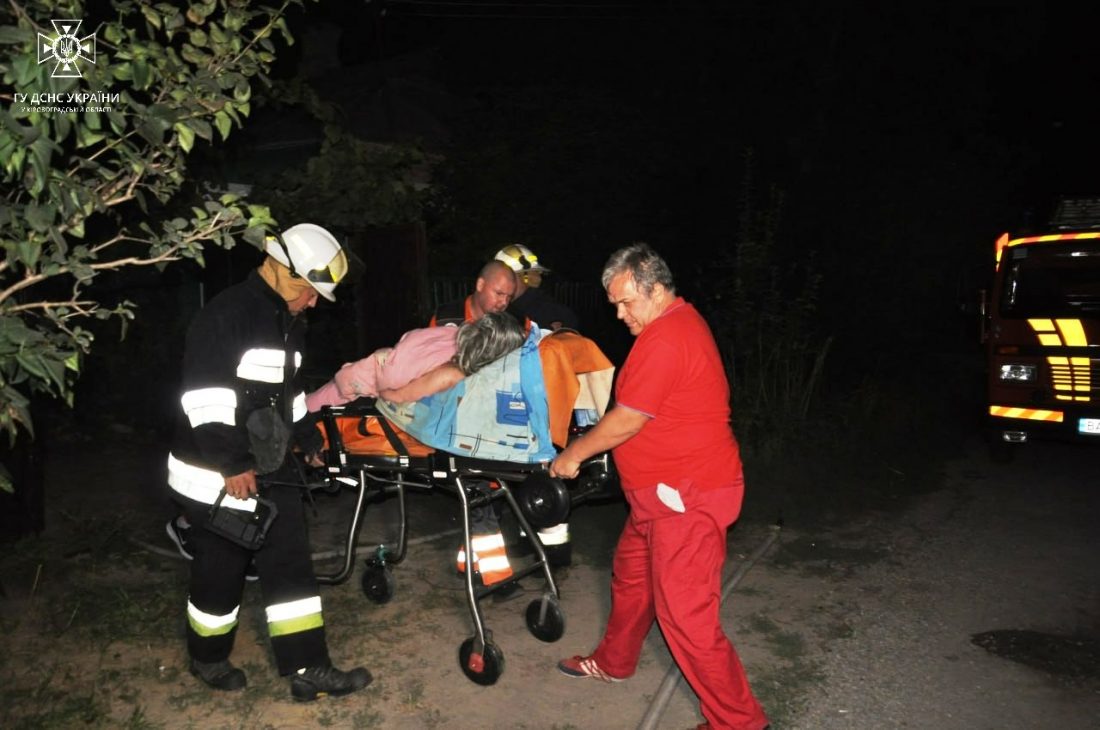 У Кропивницькому під час пожежі чоловік отримав опіки 90% тіла, а жінка отруїлася чадним газом. ФОТО