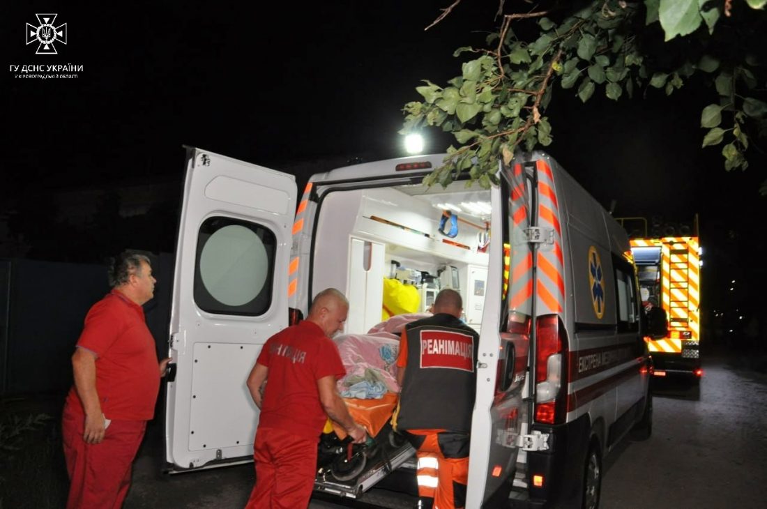 У Кропивницькому під час пожежі чоловік отримав опіки 90% тіла, а жінка отруїлася чадним газом. ФОТО