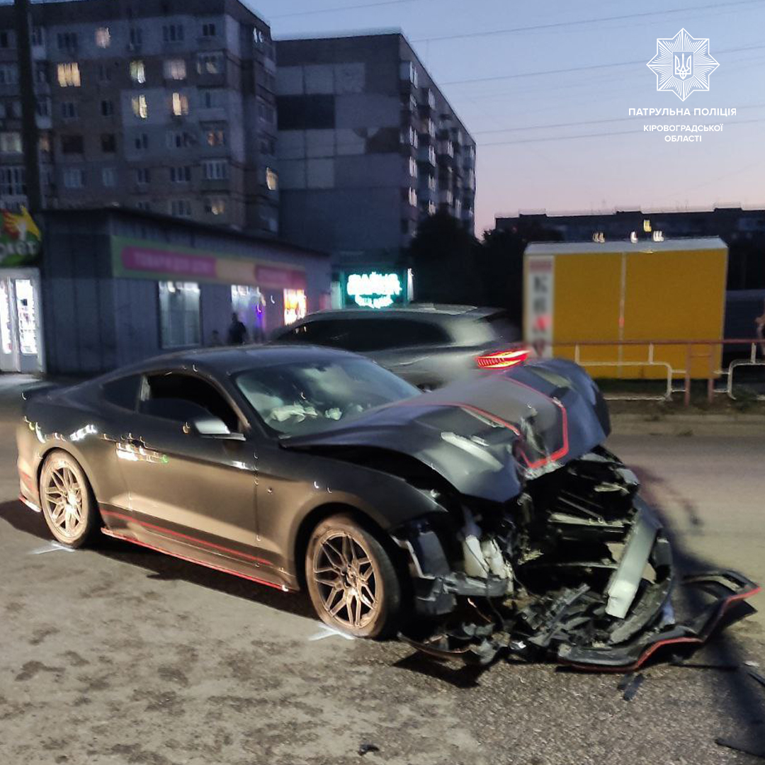У Кропивницькому водій Ford Mustang врізався в електроопору. ФОТО