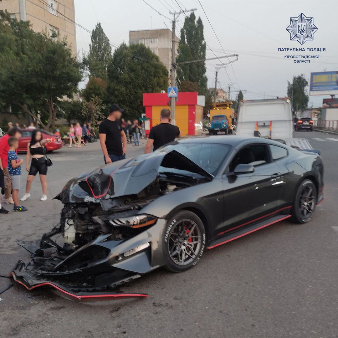 У Кропивницькому водій Ford Mustang врізався в електроопору. ФОТО