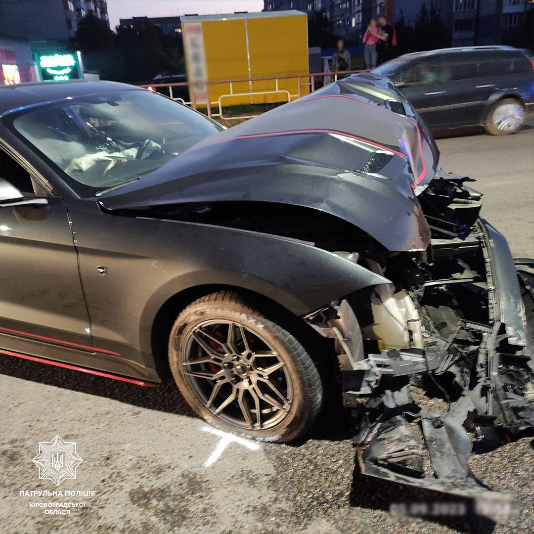 У Кропивницькому водій Ford Mustang врізався в електроопору. ФОТО