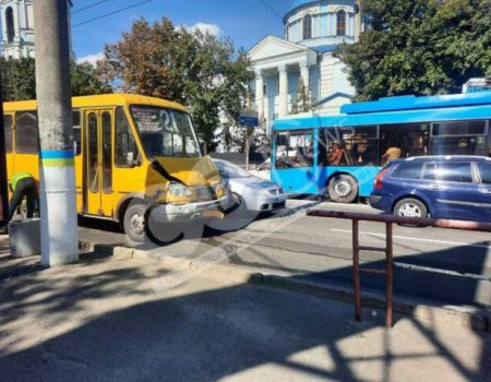 У Кропивницькому двоє пасажирів маршрутки отримали ушкодження внаслідок зіткнення трьох авто. ФОТО