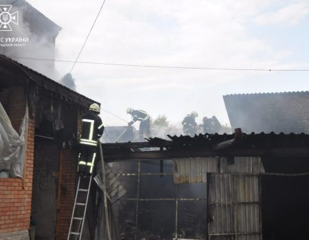 Рятувальники майже дві години гасили пожежу по вулиці Вокзальній у Кропивницькому. ФОТО