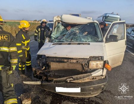 На Кіровоградщині зіткнулися мікроавтобус і вантажівка, є постраждалий. ФОТО