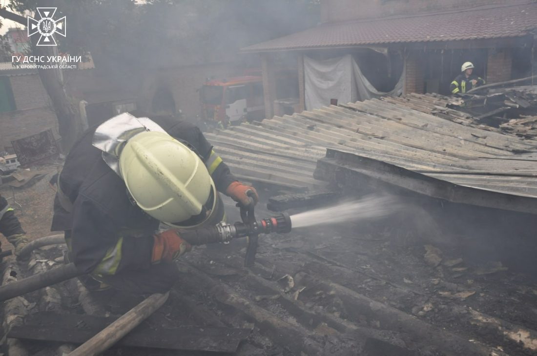 Рятувальники майже дві години гасили пожежу по вулиці Вокзальній у Кропивницькому. ФОТО