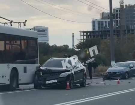 У Кропивницькому внаслідок зіткнення двох легковиків і тролейбуса постраждала жінка. ФОТО