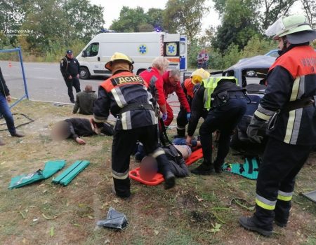 В Олександрії на Кіровоградщині рятувальники деблокували двох постраждалих у ДТП. ФОТО