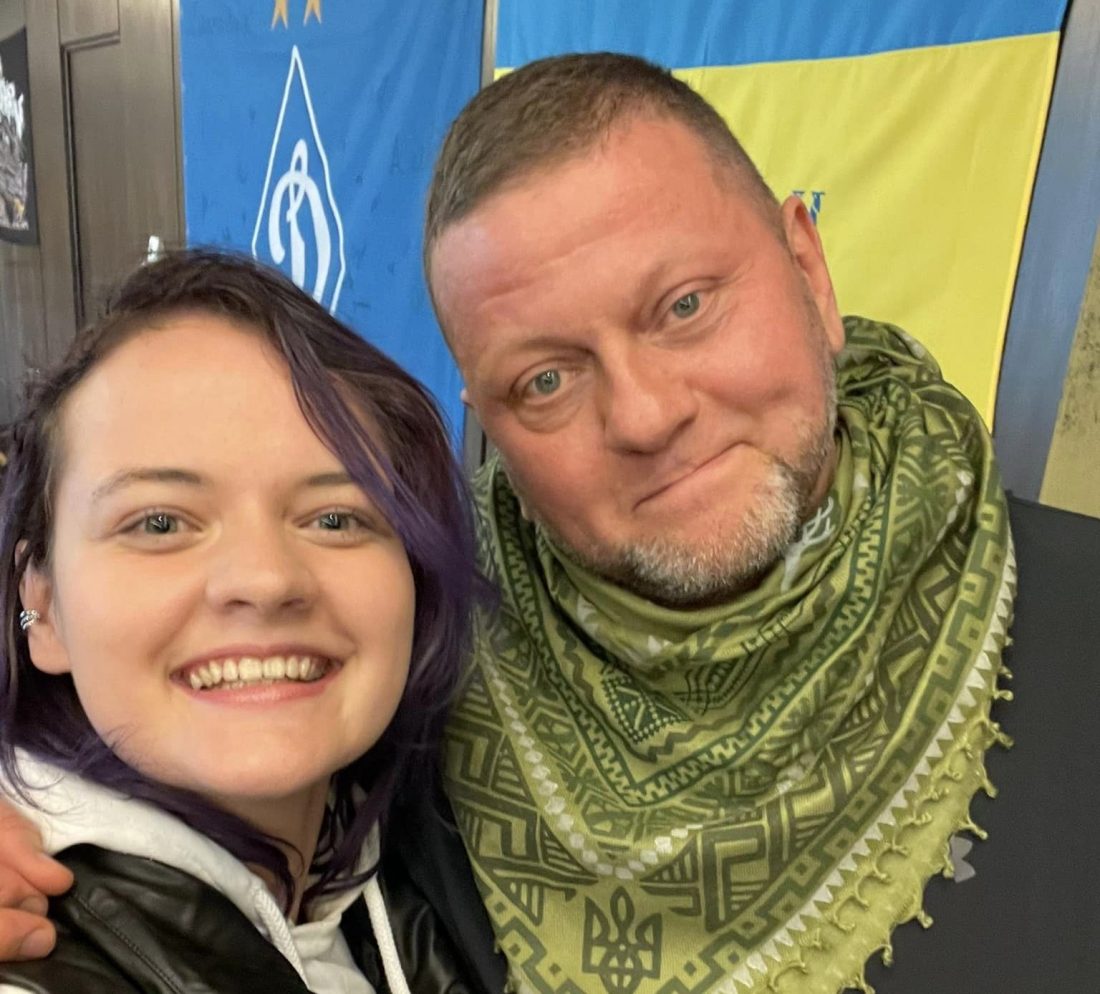 Валерію Залужному подарували хустку з вибійкою від кропивницького майстра. ФОТО